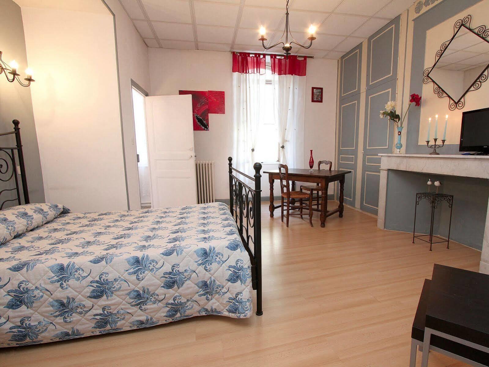 Logis Hotel Le Prieure Bourg-Saint-Andeol Bagian luar foto